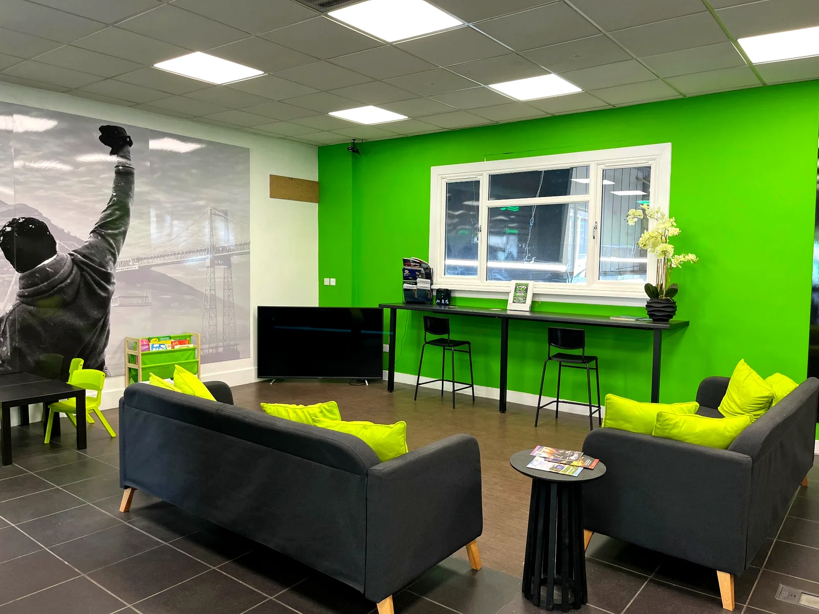 Comfortable customer waiting area at 24/7 Autocentre