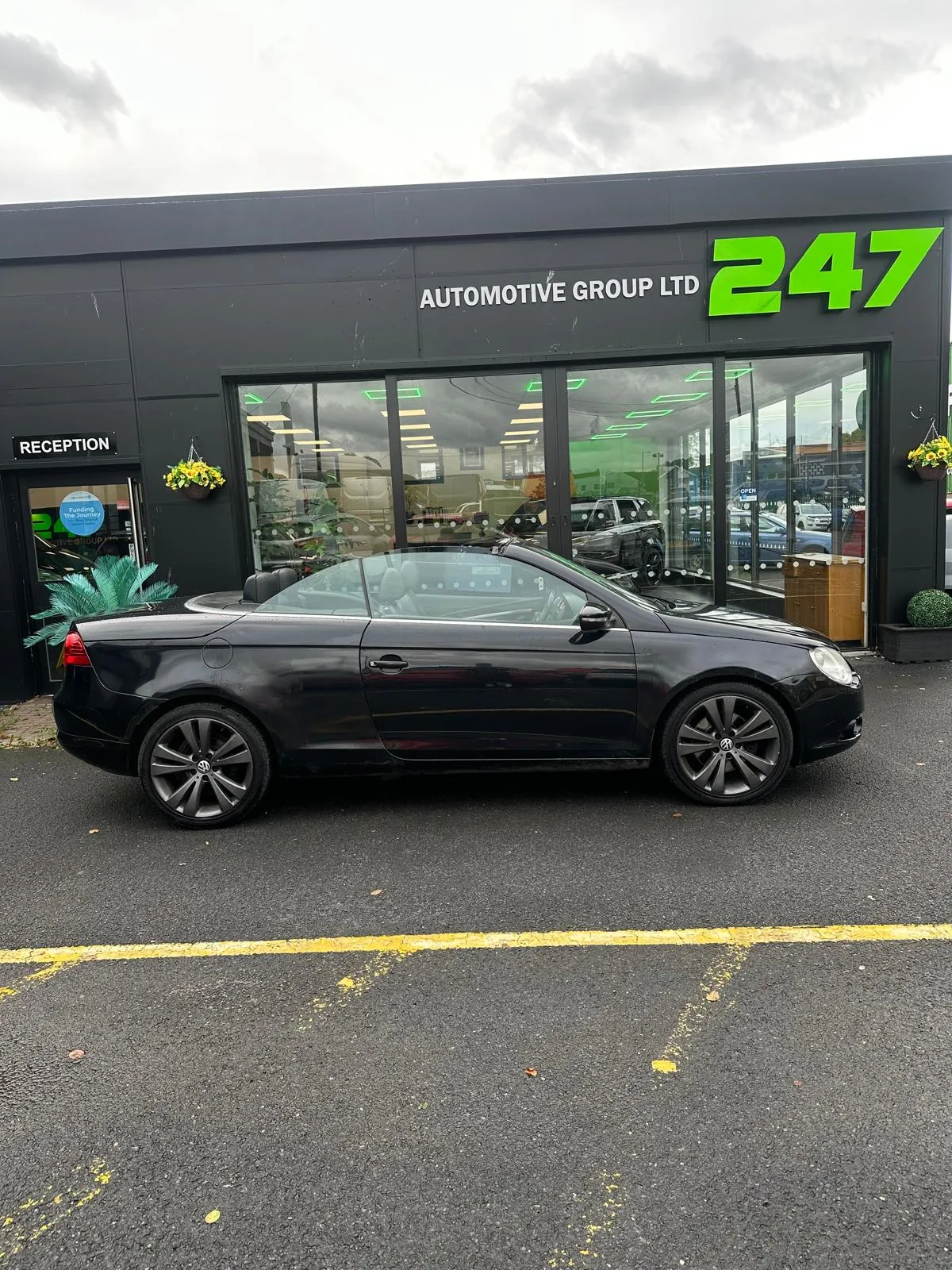 VOLKSWAGEN EOS 2.0 TDI CR Sport 2dr DSG photo 2